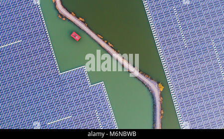 Pechino, Cina. 6 dicembre, 2017. Foto scattata il 6 dicembre 2017 mostra una potenza fotovoltaico impianti in costruzione al Zhuxianzhuang coal mining area di subsidenza a Suzhou City, est cinese della provincia di Anhui. La Cina del legislatore nazionale convocata la sessione annuale Lunedì, annunciando azioni che darà forma gli sforzi negli anni a venire a fare la Cina un grandioso e moderno paese socialista. Credito: Guo Chen/Xinhua/Alamy Live News Foto Stock