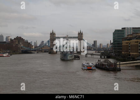 Londra, UK, 5 Marzo 2018,cieli grigi sul Fiume Tamigi man mano che diventa più caldo e si sente più primaverile di Londra dopo un snowy per un paio di settimane. ©Keith Larby/Alamy Live News Foto Stock