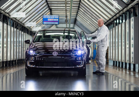 05 marzo 2018, Germania, Dresda: Dipendente Roland Schulz effettua il controllo finale di una VW e-Golf al 'Glaeerne Manufaktur' fabbrica trasparente. A causa della crescente domanda di produzione di automobili elettriche attualmente è potenziato da 36 vetture al giorno a 72. Foto: Monika Skolimowska/dpa-Zentralbild/dpa Foto Stock