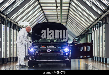 05 marzo 2018, Germania, Dresda: Dipendente Roland Schulz effettua il controllo finale di una VW e-Golf al 'Glaeerne Manufaktur' fabbrica trasparente. A causa della crescente domanda di produzione di automobili elettriche attualmente è potenziato da 36 vetture al giorno a 72. Foto: Monika Skolimowska/dpa-Zentralbild/dpa Foto Stock