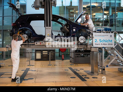 05 marzo 2018, Germania, Dresda: i dipendenti il lavoro sulla linea di assemblaggio della VW e-Golf al 'Glaeserne Manufaktur' fabbrica trasparente. A causa della crescente domanda di produzione di automobili elettriche attualmente è potenziato da 36 vetture al giorno a 72. Foto: Monika Skolimowska/dpa-Zentralbild/dpa Foto Stock