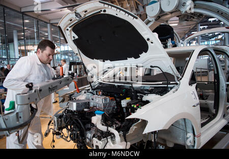 05 marzo 2018, Germania, Dresda: Dipendente Heiko Lehmann funziona sulla linea di assemblaggio della VW e-Golf al 'Glaeserne Manufaktur' fabbrica trasparente. A causa della crescente domanda di produzione di automobili elettriche attualmente è potenziato da 36 vetture al giorno a 72. Foto: Monika Skolimowska/dpa-Zentralbild/dpa Foto Stock