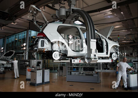 05 marzo 2018, Germania, Dresda: il dipendente lavora su VW e-Golf linea di montaggio a 'Glaeserne Manufaktur' fabbrica trasparente. A causa della crescente domanda di produzione di automobili elettriche attualmente è potenziato da 36 vetture al giorno a 72. Foto: Monika Skolimowska/dpa-Zentralbild/dpa Foto Stock