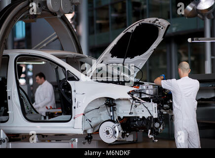 05 marzo 2018, Germania, Dresda: i dipendenti il lavoro sulla linea di assemblaggio della VW e-Golf al 'Glaeserne Manufaktur' fabbrica trasparente. A causa della crescente domanda di produzione di automobili elettriche attualmente è potenziato da 36 vetture al giorno a 72. Foto: Monika Skolimowska/dpa-Zentralbild/dpa Foto Stock