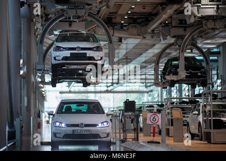 05 marzo 2018, Germania, Dresda: il VW e-Golf linea di montaggio a 'Glaeserne Manufaktur' fabbrica trasparente. A causa della crescente domanda di produzione di automobili elettriche attualmente è potenziato da 36 vetture al giorno a 72. Foto: Monika Skolimowska/dpa-Zentralbild/dpa Foto Stock