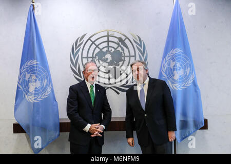 New York, Stati Uniti d'America. 5 Marzo, 2018. Il Segretario Generale delle Nazioni Unite Antonio Guterres ascolta Michael Bloomberg come egli è nominato inviato speciale per azione per il clima presso la sede delle Nazioni Unite il 5 marzo 2018 a New York. (Foto: VANESSA CARVALHO/BRASILE PHOTO PRESS) Credito: Brasile Photo Press/Alamy Live News Foto Stock