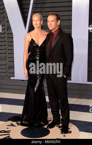 Hollywood, Stati Uniti. 4 Marzo, 2018. Sarah Murdoch e Lachlan Murdoch frequentando il 2018 Vanity Fair Oscar Party hosted by Radhika Jones a Wallis Annenberg Center for the Performing Arts il 4 marzo 2018 a Beverly Hills, la California. Credito: Geisler-Fotopress/Alamy Live News Foto Stock