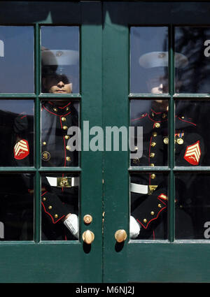 Washington, Distretto di Columbia, Stati Uniti d'America. Mar 5, 2018. Marines tenere la porta del soggiorno prima dell'arrivo del primo ministro Benjamin Netanyahu e Sara Netanyahu di Israele alla Casa Bianca a Washington DC, Marzo 5, 2018. Credito: Olivier Douliery/Piscina via CNP Credito: Olivier Douliery/CNP/ZUMA filo/Alamy Live News Foto Stock