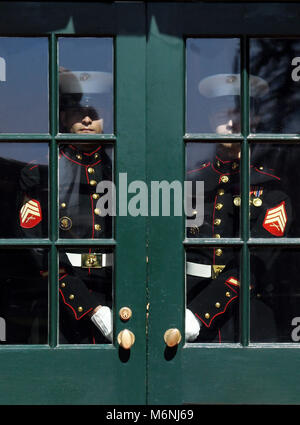 Marines tenere la porta del soggiorno prima dell'arrivo del primo ministro Benjamin Netanyahu e Sara Netanyahu di Israele alla Casa Bianca a Washington DC, Marzo 5, 2018. Credito: Olivier Douliery / Pool via CNP /MediaPunch Foto Stock