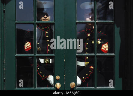 Marines tenere la porta del soggiorno prima dell'arrivo del primo ministro Benjamin Netanyahu e Sara Netanyahu di Israele alla Casa Bianca a Washington DC, Marzo 5, 2018. Credito: Olivier Douliery / Pool via CNP /MediaPunch Foto Stock