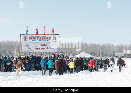 Willow, Alaska, Stati Uniti d'America. Mar 4, 2018. La folla raccolta presso la linea di partenza della Iditarod Sled Dog Race. Credito: Kristen Bentz/Alamy Live News Foto Stock