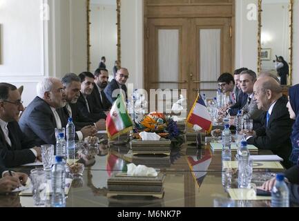 Tehran, Iran. Mar 5, 2018. Ministro degli Esteri iraniano Mohammad Javad Zarif (2 L) si incontra con la visita il ministro degli Esteri francese Jean-Yves Le Drian 2a (R) a Tehran, capitale dell'Iran, il 5 marzo 2018. L'Europa dovrebbe spingere gli Stati Uniti a rispettare i propri obblighi ai sensi del 2015 accordo nucleare, detto Mohammad Javad Zarif lunedì scorso in una riunione con Jean-Yves Le Drian a Tehran. Credito: Ahmad Halabisaz/Xinhua/Alamy Live News Foto Stock