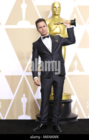 Hollywood, California. Mar 4, 2018. Sam Rockwell, vincitore del premio per il migliore attore in un ruolo di sostegno", pone in sala stampa al novantesimo annuale di Academy Awards di Hollywood & Highland Center su Marzo 4, 2018 in Hollywood, la California. | Utilizzo di credito in tutto il mondo: dpa/Alamy Live News Foto Stock