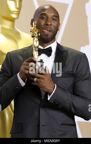 Hollywood, California. Mar 4, 2018. Kobe Bryant, vincitore del premio per il "Miglior Cortometraggio', pone in sala stampa al novantesimo annuale di Academy Awards di Hollywood & Highland Center su Marzo 4, 2018 in Hollywood, la California. | Utilizzo di credito in tutto il mondo: dpa/Alamy Live News Foto Stock