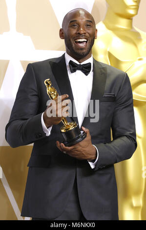 Hollywood, California. Mar 4, 2018. Kobe Bryant, vincitore del premio per il "Miglior Cortometraggio', pone in sala stampa al novantesimo annuale di Academy Awards di Hollywood & Highland Center su Marzo 4, 2018 in Hollywood, la California. | Utilizzo di credito in tutto il mondo: dpa/Alamy Live News Foto Stock