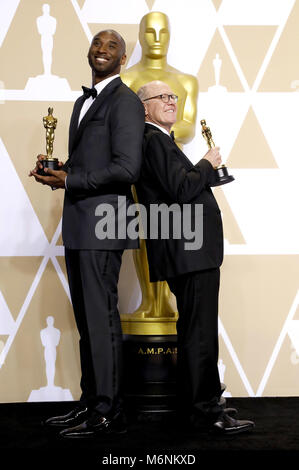 Hollywood, California. Mar 4, 2018. Kobe Bryant e Glen Keane, i vincitori del premio per il "Miglior Cortometraggio', pongono in sala stampa al novantesimo annuale di Academy Awards di Hollywood & Highland Center su Marzo 4, 2018 in Hollywood, la California. | Utilizzo di credito in tutto il mondo: dpa/Alamy Live News Foto Stock