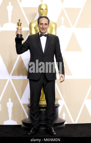 Hollywood, California. Mar 4, 2018. Alexandre Desplat, vincitore del premio per la migliore musica originale", pone in sala stampa al novantesimo annuale di Academy Awards di Hollywood & Highland Center su Marzo 4, 2018 in Hollywood, la California. | Utilizzo di credito in tutto il mondo: dpa/Alamy Live News Foto Stock