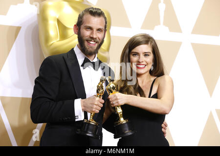 Hollywood, California. Mar 4, 2018. Chris Overton e Rachel Shenton, i vincitori del premio per "Best live action short film", pongono in sala stampa al novantesimo annuale di Academy Awards di Hollywood & Highland Center su Marzo 4, 2018 in Hollywood, la California. | Utilizzo di credito in tutto il mondo: dpa/Alamy Live News Foto Stock