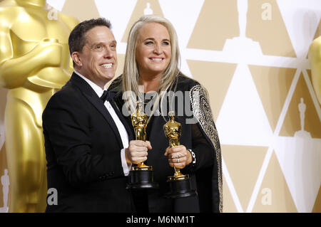 Hollywood, California. Mar 4, 2018. Lee Unkrich e darla K. Anderson, i vincitori del premio per la migliore animazione', pongono in sala stampa al novantesimo annuale di Academy Awards di Hollywood & Highland Center su Marzo 4, 2018 in Hollywood, la California. | Utilizzo di credito in tutto il mondo: dpa/Alamy Live News Foto Stock