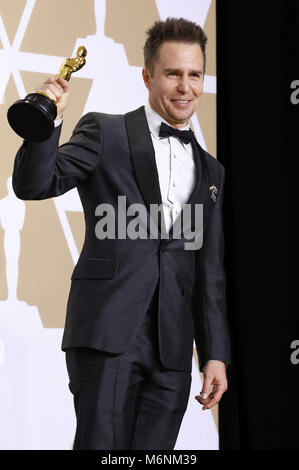 Hollywood, California. Mar 4, 2018. Sam Rockwell, vincitore del premio per il migliore attore in un ruolo di sostegno", pone in sala stampa al novantesimo annuale di Academy Awards di Hollywood & Highland Center su Marzo 4, 2018 in Hollywood, la California. | Utilizzo di credito in tutto il mondo: dpa/Alamy Live News Foto Stock