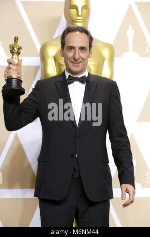 Hollywood, California. Mar 4, 2018. Alexandre Desplat, vincitore del premio per la migliore musica originale", pone in sala stampa al novantesimo annuale di Academy Awards di Hollywood & Highland Center su Marzo 4, 2018 in Hollywood, la California. | Utilizzo di credito in tutto il mondo: dpa/Alamy Live News Foto Stock