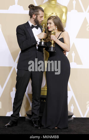 Hollywood, California. Mar 4, 2018. Chris Overton e Rachel Shenton, i vincitori del premio per "Best live action short film", pongono in sala stampa al novantesimo annuale di Academy Awards di Hollywood & Highland Center su Marzo 4, 2018 in Hollywood, la California. | Utilizzo di credito in tutto il mondo: dpa/Alamy Live News Foto Stock