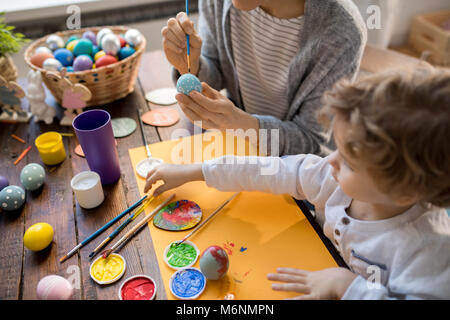 Famiglia di pittura delle uova di Pasqua per le vacanze Foto Stock