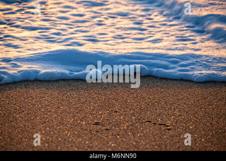 La regolarità e la bellezza delle onde a Le Loch spiaggia hanno reso questo un hot spot per i surfisti. Le Loch, Guidel, Brittany. Foto Stock