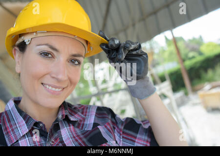 Felice bella donna ingegnere all'aperto permanente Foto Stock