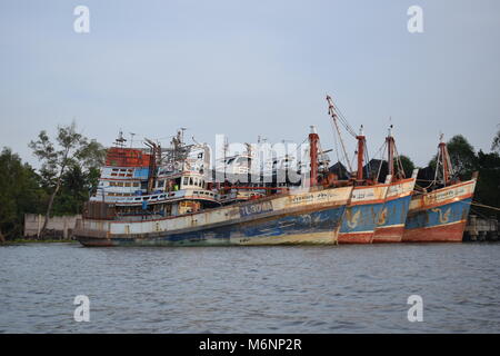 Quattro grandi bianco blu e rosso thailandese di barche di pescatori adornato del Mae Klong fiume accanto a Amphawa dal tramonto. Thailandia. Foto Stock