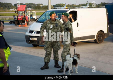 Soldato ucraino con sniffer cane di pattugliamento e di controllo sicurezza intorno sulla pista di Kiev Boryspil Aeroporto Internazionale il 10 settembre 2017 ho Foto Stock