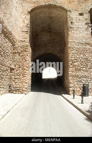 Una collezione di splendidi tradizionali strade di Ibiza finestre porte ed edifici Foto Stock