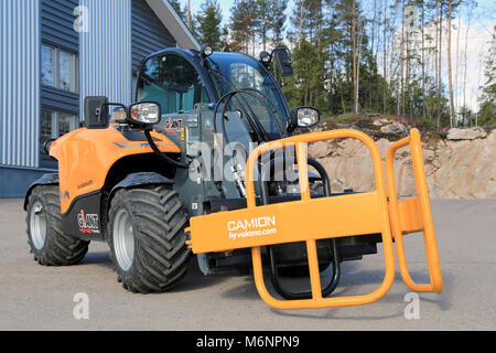 LIETO, Finlandia - 22 Marzo 2014: Giant 4548 tendo il Movimentatore telescopico con le fascette sul display. I vantaggi di movimentatori telescopici rispetto al carrello elevatore a forche e l anteriore Foto Stock