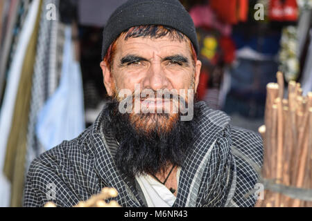 Uomo afgano Miswak venditore Foto Stock