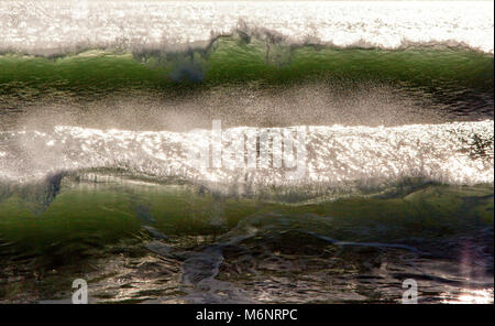 La regolarità e la bellezza delle onde a Le Loch spiaggia hanno reso questo un hot spot per i surfisti. Le Loch, Guidel, Brittany. Foto Stock