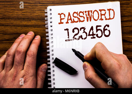 Il testo scritto a mano che mostra Password parola 123456. Il concetto di business per la sicurezza Internet Scritto tablet portatile, sullo sfondo di legno con imprenditore, a mano Foto Stock