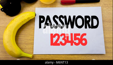 La password 123456. Il concetto di business per la sicurezza Internet scritto sulla nota di carta vuoto, sullo sfondo di legno con copia spazio, occhiali da sole e a banana Foto Stock