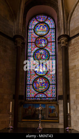 CANTERBURY, Regno Unito - 1 GIU 2013: vetrata della Cattedrale di Canterbury, una delle più antiche e famose strutture cristiane in Inghilterra. Canter Foto Stock