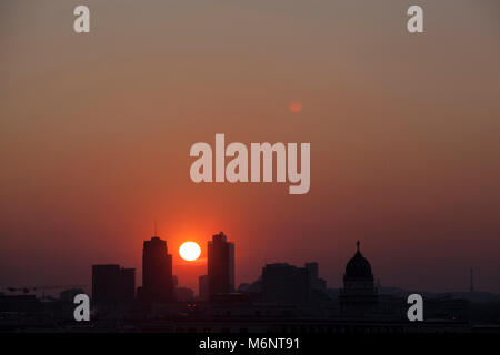 Postdammer Platz stagliano contro il sole di setting di Berlino, Germania. Foto Stock