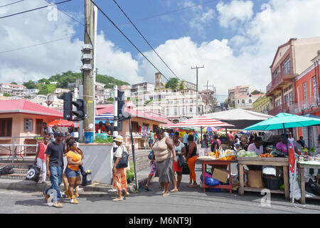 Il mercato del venerdì in St George's sull'isola caraibica di Grenada Foto Stock