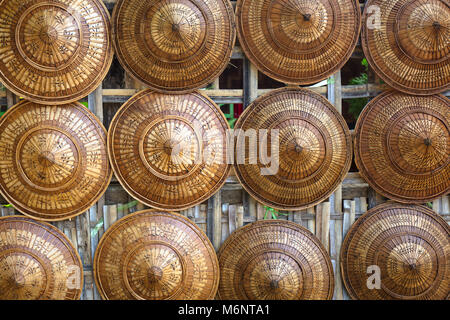 Conica tradizionali cappelli birmano in vendita in una fase di stallo. Mingun, Sagaing Regione, Myanmar (Birmania). Foto Stock