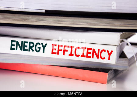 La parola, la scrittura di efficienza energetica. Il concetto di business per l'elettricità ecologia scritto sul libro bianco. Foto Stock