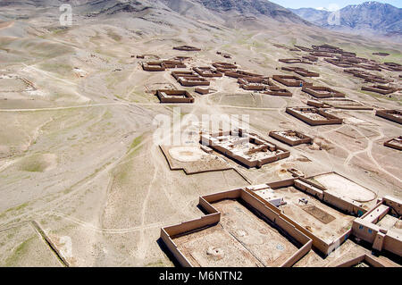 Foto aerea di un piccolo villaggio tra Kabul e Ghazni in Afghanistan con composti Foto Stock