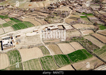 Foto aerea di piccoli villaggi tra Kabul e Ghazni in Afghanistan con campi agricoli Foto Stock