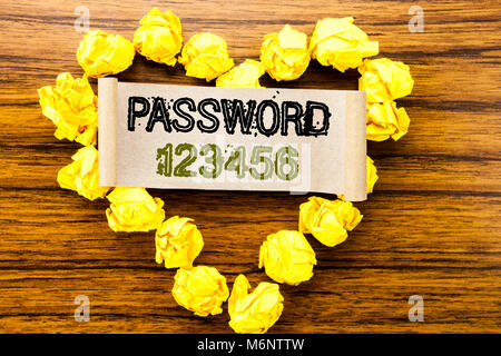 La parola, la scrittura la password 123456. Il concetto di business per la sicurezza Internet scritto su una nota adesiva carta su legno scuro dello sfondo. Con giallo carta piegata Foto Stock