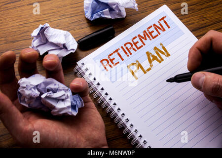 La parola, la scrittura piano di pensionamento. Concetto di Pension Finance scritto su notebook notepad nota carta su sfondo di legno con carta ripiegata senso pensare Foto Stock