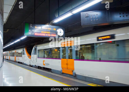 R2 rodalies, treno aeroportuale, Sants, la principale stazione ferroviaria di Barcellona, in Catalogna, Spagna Foto Stock