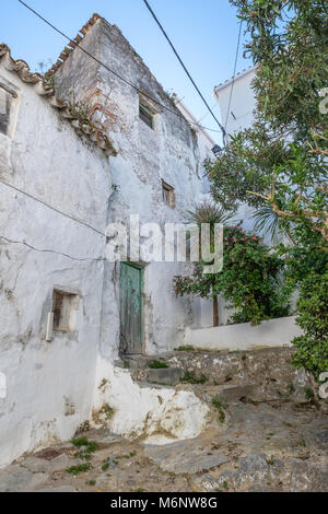 Sportello anteriore di una negligente casa diroccata. Foto Stock