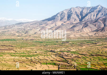 Foto aerea di piccoli villaggi tra Ghazni e a Kabul in Afghanistan in una grande valle agricola con verdi campi e montagne Foto Stock