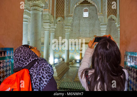 Camera con 12 colonne, Tombeaux Saadiens, Tombe Saadiane Kasbah, Marrakech, Marocco, Africa settentrionale Foto Stock